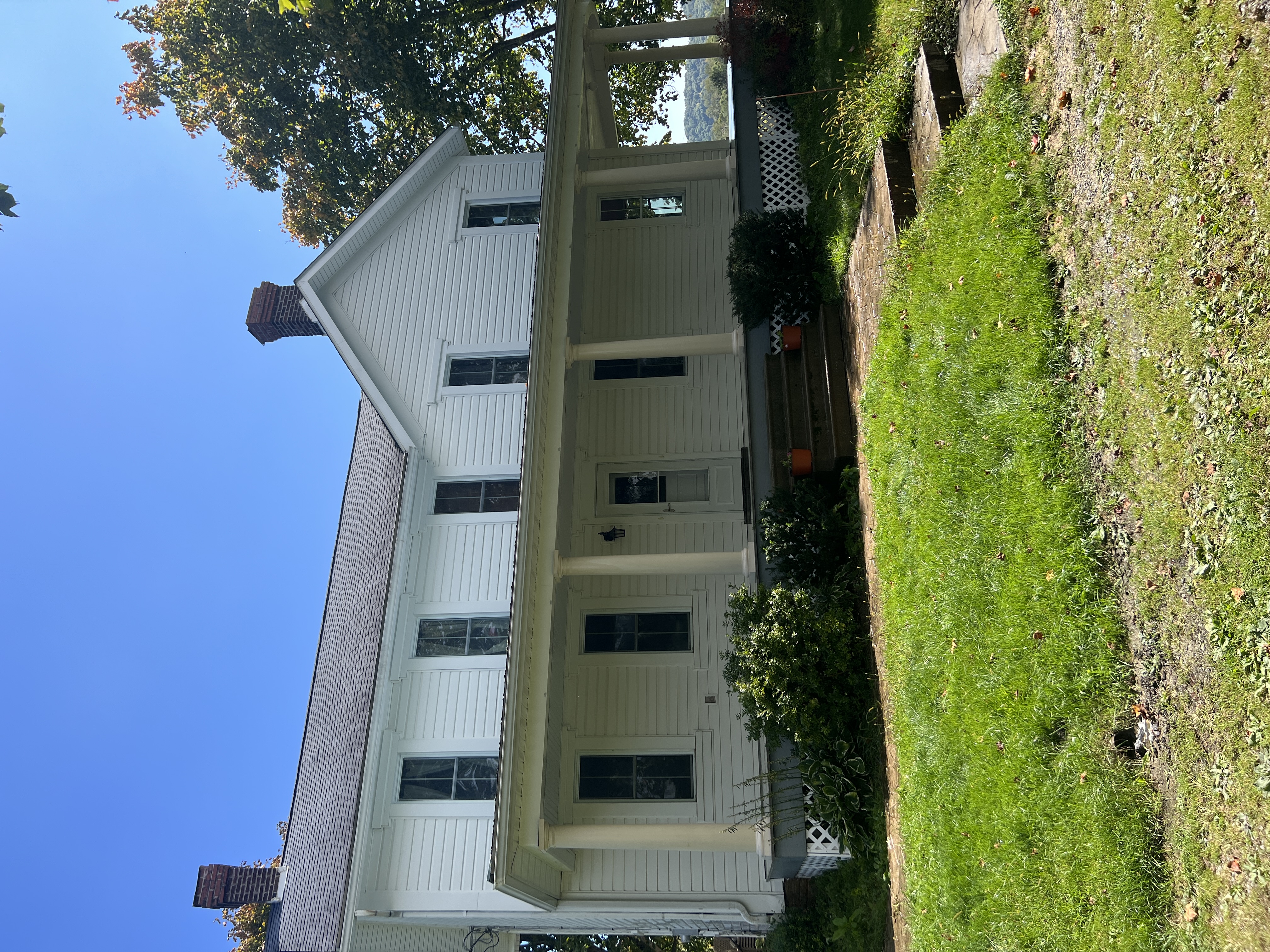 Elite house wash on beautiful farm house Thumbnail